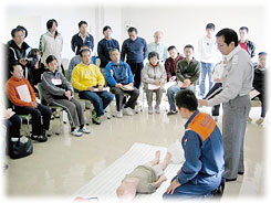 上級救命講習会の様子 (写真提供:松阪地区広域消防組合消防本部)