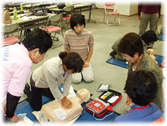 訓練用人形を使用しての心肺蘇生・AED