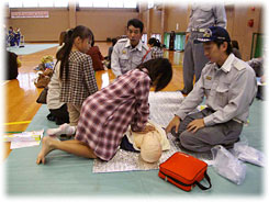 AEDと人形を用いた救命講習