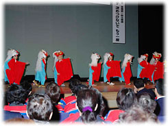 幼年消防クラブ員による 郷土芸能