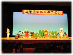 地元の短大生による劇「火の使い方をアンパンマンと考えよう!」