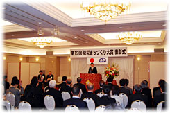 挨拶をする あかま政務官